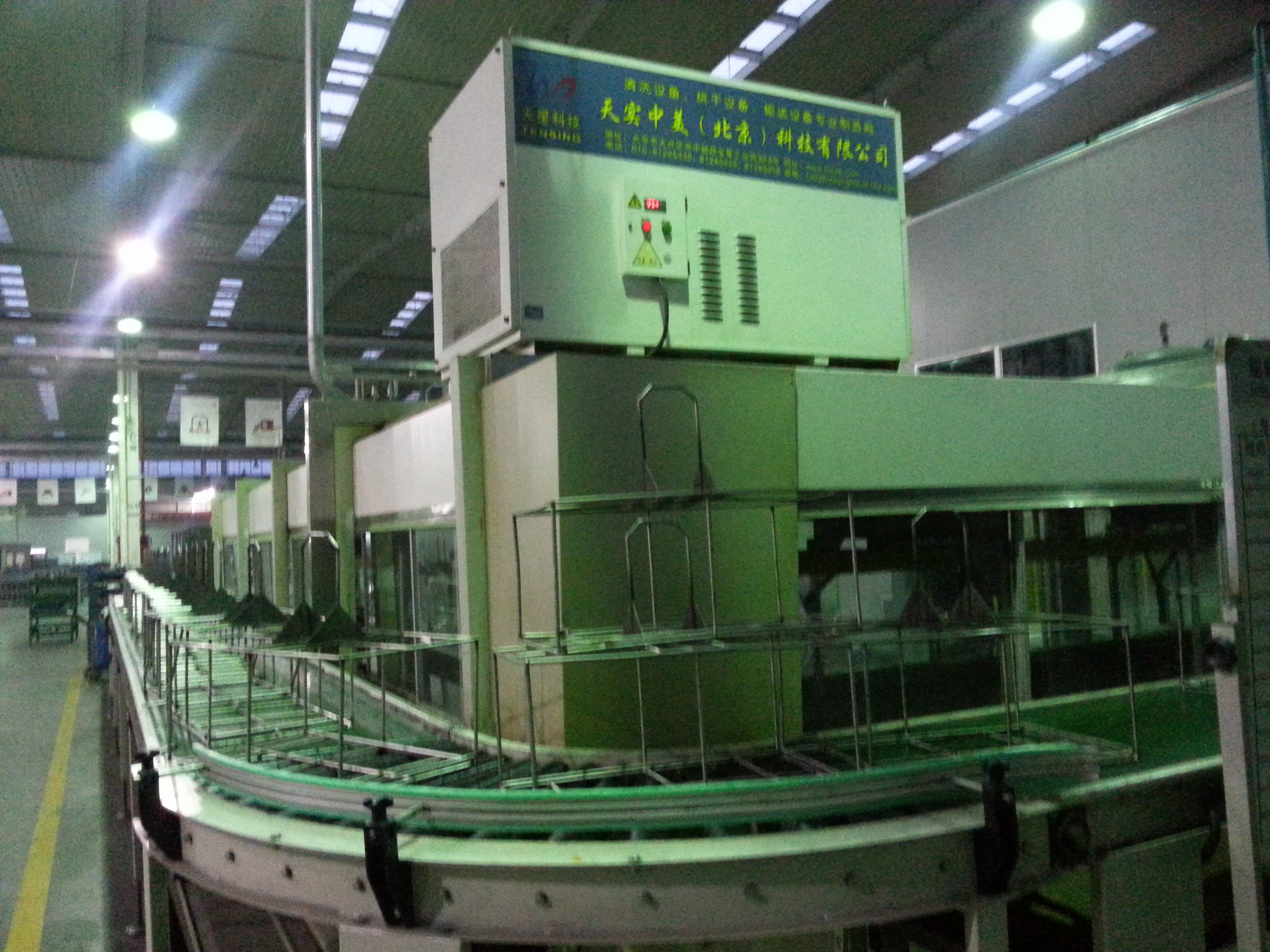 悬挂式超声波清洗烘干机(图1) 悬挂式超声波清洗烘干机(图1)